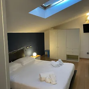 Splendida Familiare Con Lucernario A 500 Mt Dal Mare Affittacamere Marina Di Carrara
